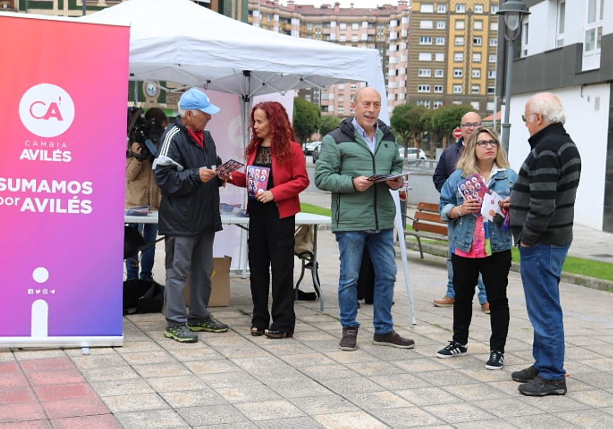 Cambia Avilés, con su mesa informativa, repartió ayer publicidad electoral en Versalles.