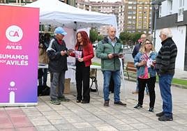 Cambia Avilés, con su mesa informativa, repartió ayer publicidad electoral en Versalles.