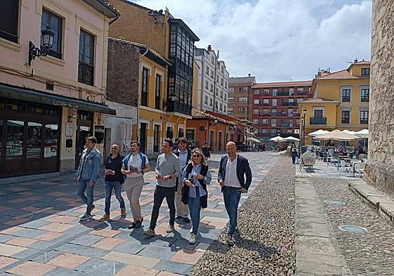 Esther Llamazares, junto a otros miembros de la candidatura, ayer en el barrio de Sabugo.