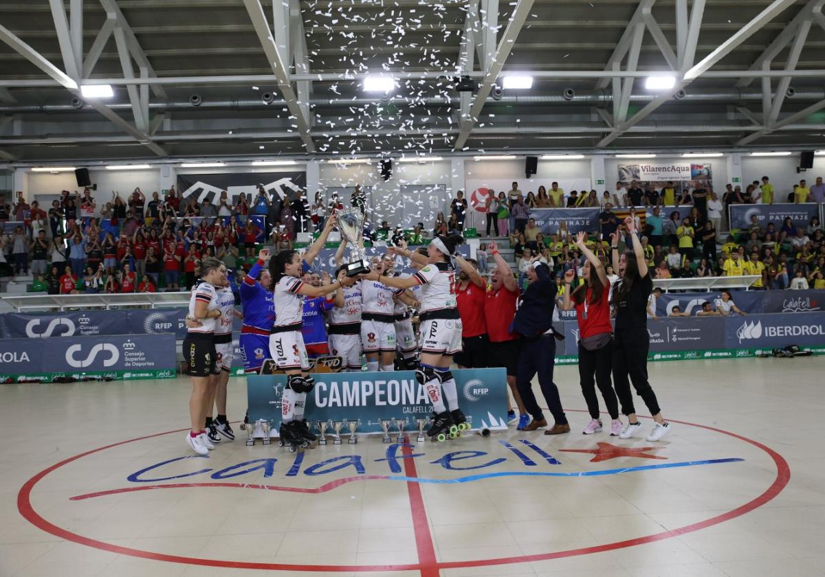 Natasha Lee y la capitana Sara Lolo levantan la Copa de la Reina ayer en Castelldefels en el Pabellón Joan Ortoll de Casteldefells.