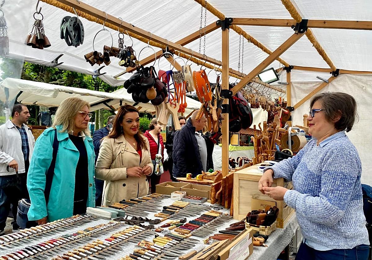 Carolina López y Marisa Menéndez, en un puesto de artesanía.