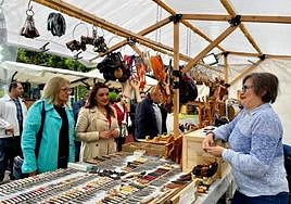 Carolina López y Marisa Menéndez, en un puesto de artesanía.