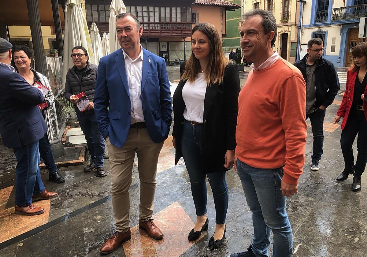 José Luis Trabanco, María José Miranda y Ovidio Zapico, en Grado.