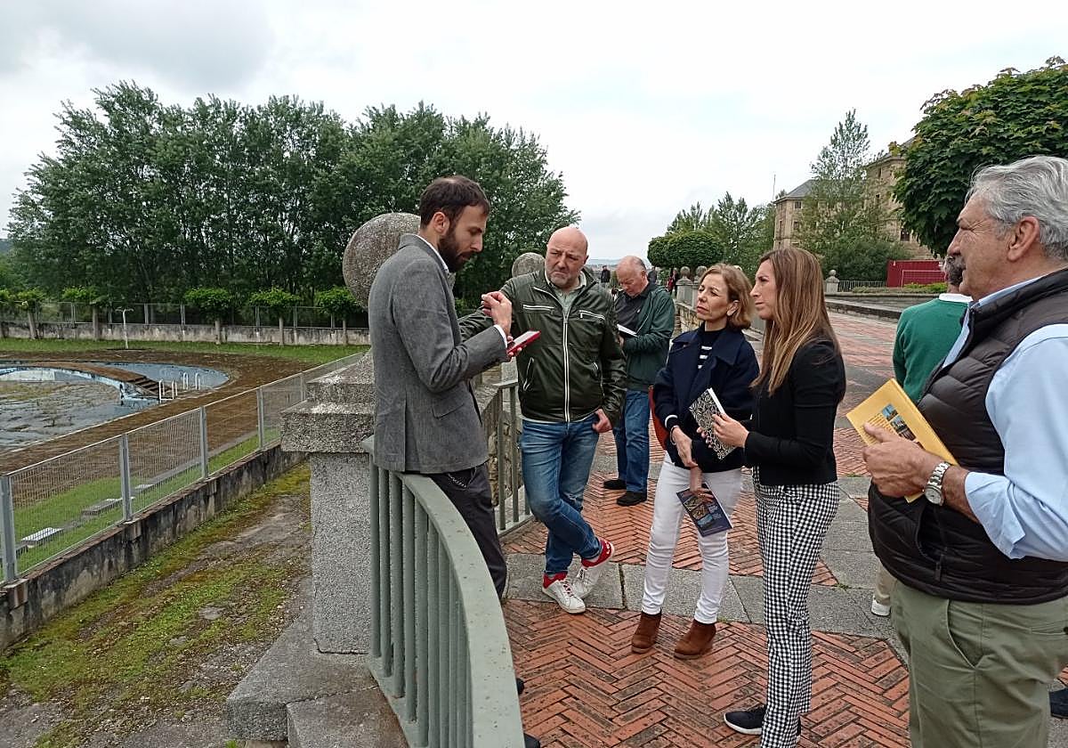 Pendás, Ahúja y Pumariega con los antiguos alumnos en la Laboral.