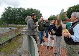 Pendás, Ahúja y Pumariega con los antiguos alumnos en la Laboral.