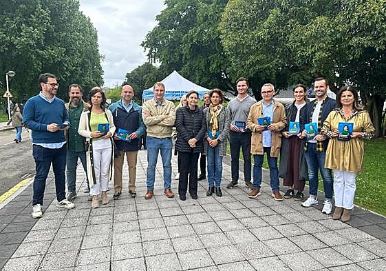 Integrantes de la candidatura local y regional de Foro durante su visita al rastro dominical.