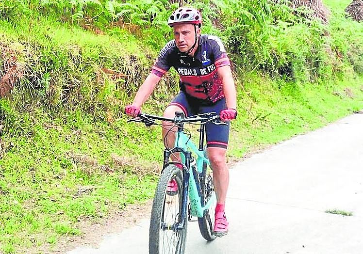 PASIÓN. La BTT (Bicicleta Todo Terreno) es ya una parte de él. En la imagen, en una travesía por los Pirineos navarros.