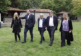 Lara Martínez, Adrián Barbón, Luis Manuel Flórez 'Floro', José Luis Escrivá y Gimena Llamedo, llegando al Tendayu del Museo del Pueblo de Asturias. fotos de josé Simal