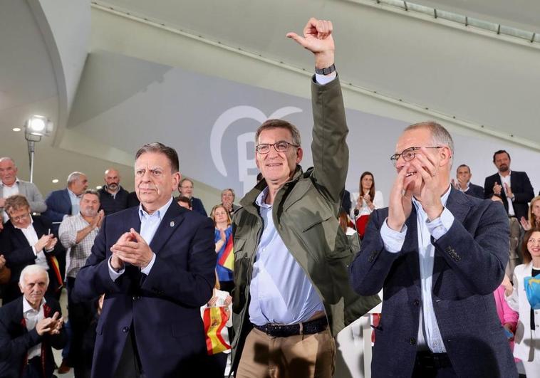 El alcalde de Oviedo y candidato a la reelección, Alfredo Canteli, el líder del PP, Alberto Nuñez Feijóo, y el candidato popular a la Presidencia del Principado, Diego Canga.