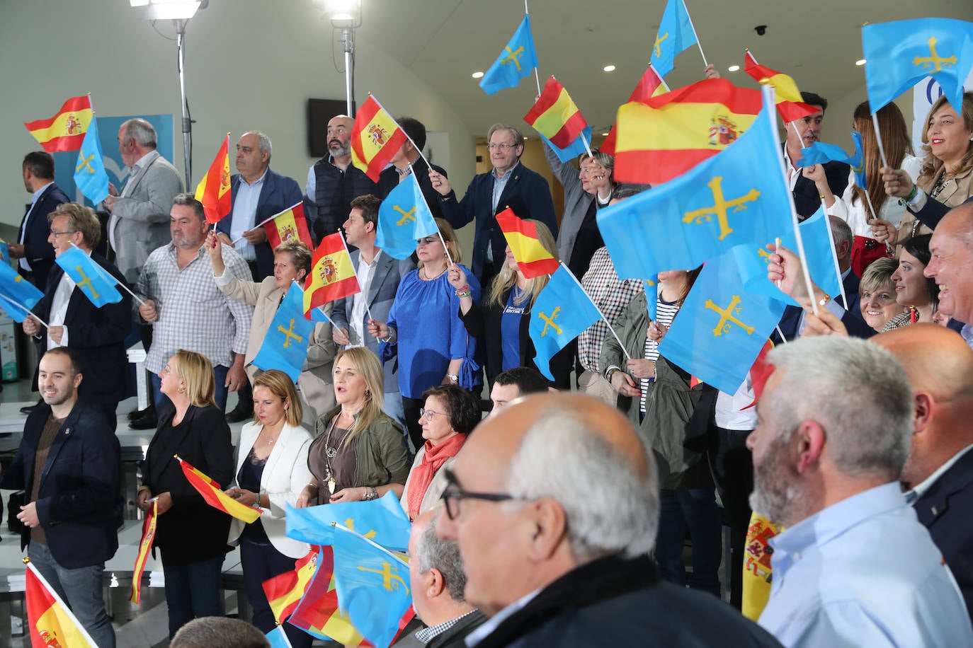 1.300 personas respaldan al PP en un mitin en Oviedo