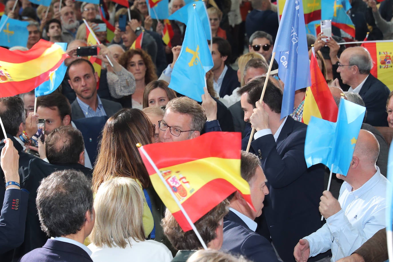 1.300 personas respaldan al PP en un mitin en Oviedo