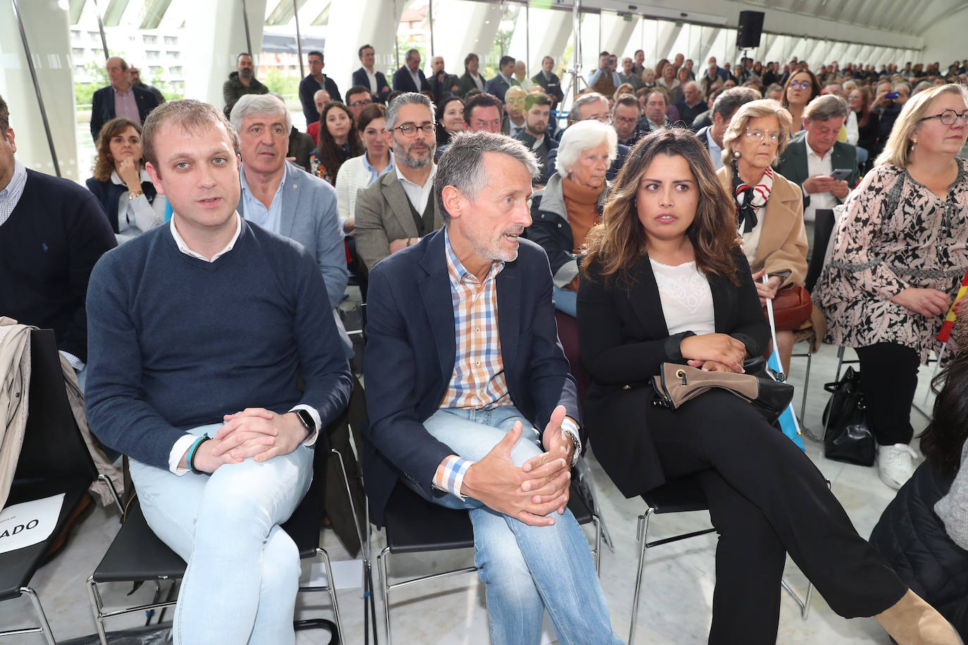 1.300 personas respaldan al PP en un mitin en Oviedo