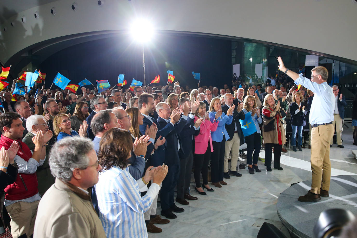 1.300 personas respaldan al PP en un mitin en Oviedo