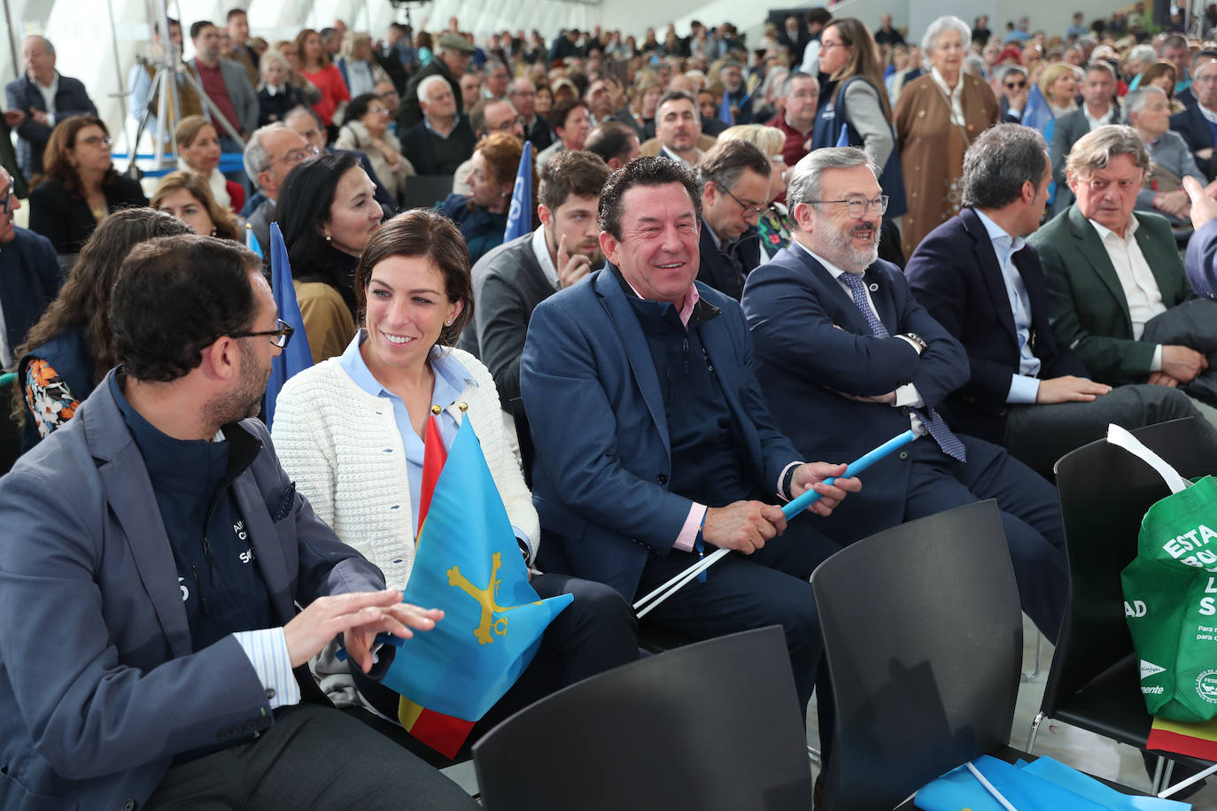 1.300 personas respaldan al PP en un mitin en Oviedo