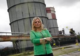 Arancha Martínez Riola posa ante los gasómetros.