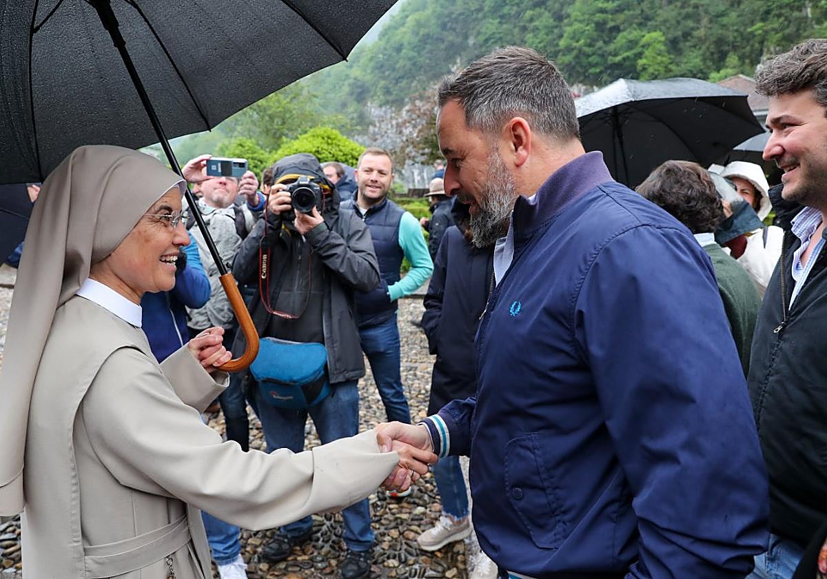 El líder de Vox saluda a una de las monjas del santuario.