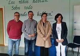 Gilberto Villoria, Carlos Llaca, Carnen Moriyón y Montserrat López, ayer, en el colegio público Clarín, donde presentaron su 'Plan de Colegios Seguros'.