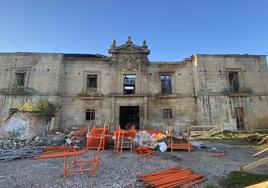 Palacio de la Torre de Celles durante las labores de limpieza y conservación.