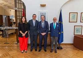 La consejera de la Embajada de España en México, María Villota Vaquero; el cónsul general de España en México, Manuel Hernández Ruigómez, Juan Cofiño, y el ministro-consejero de la Embajada, Nicolás Díaz-Pache.