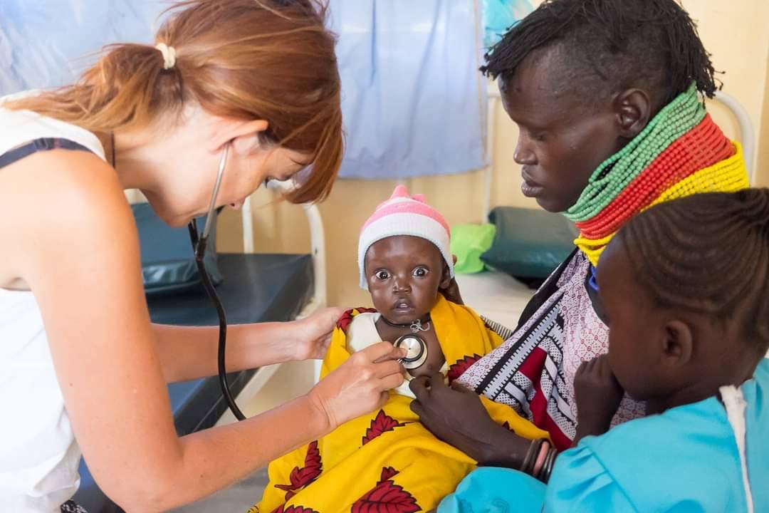 PRIMER TRABAJO. Uno de sus momentos de médica cooperante en países de África. e. c.