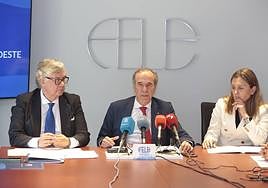 De izquierda a derecha: Juan Manuel Vieites, presidente de la Confederación Gallega de Empresarios; Juan María Vallejo, presidente de la Federación Leonesa de Empresarios; y María Calvo, presidenta de la Federación Asturiana de Empresarios.