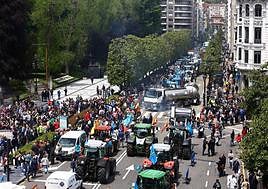 400 tractores colapsan el centro de Oviedo para reclamar apoyo al campo asturiano: «Esto es insostenible»