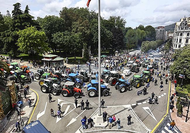 El campo asturiano colapsa Oviedo: «O nos echamos a la calle o tenemos que echar el cierre»