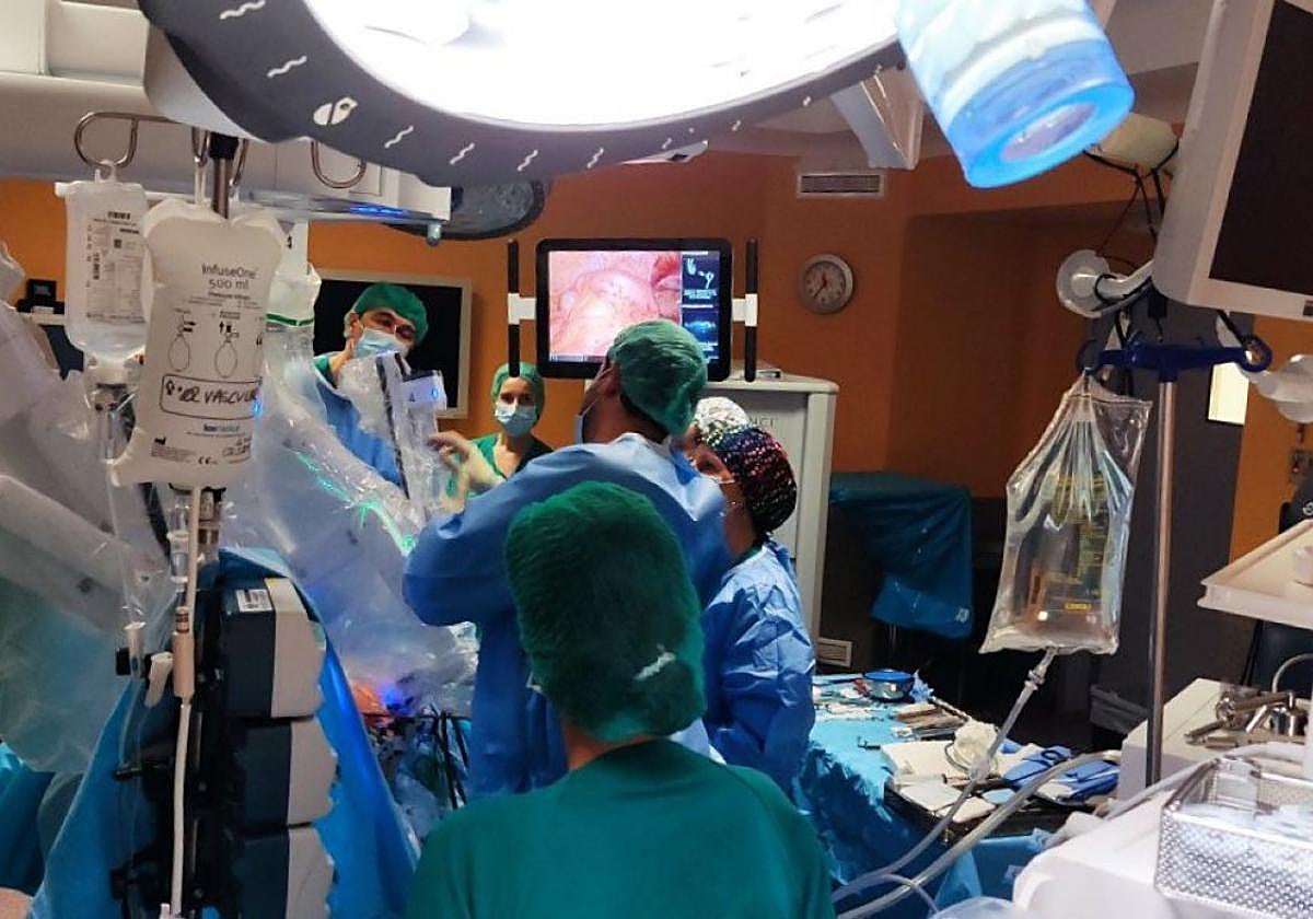 Los doctores Rubén Rodríguez y Amparo Carrocera fueron los primeros profesionales del Servicio de Cirugía General y Digestiva en llevar a cabo una operación con el robot Dad Vinci Xi en Cabueñes.