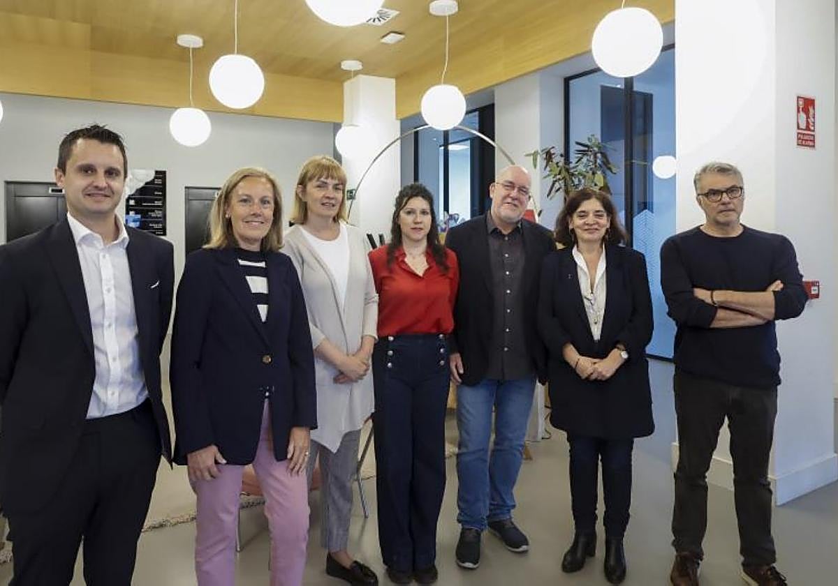 Josué Velasco, Pilar Fernández Pardo, Covadonga Tomé, Nuria Rodríguez, José Suárez Arias-Cachero, Concepción Saavedra y Marcial Casares, en la sede de EL COMERCIO, minutos antes del debate sobre la sanidad asturiana.