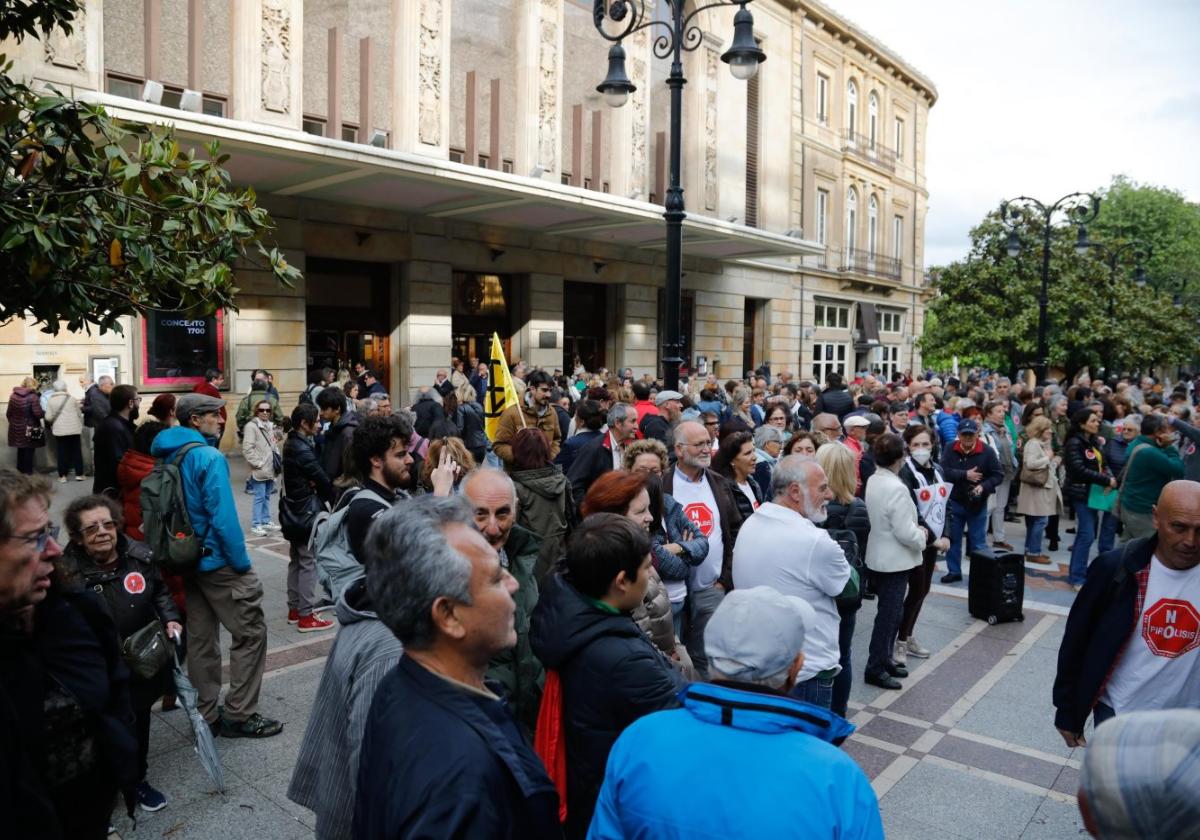 Protesta vecinal frente al Teatro Jovellanos contra la contaminación de la zona oeste.