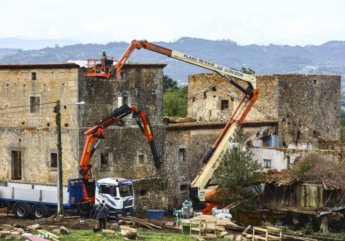 Trabajadores realizando labores de conservación en el Palacio de Celles.