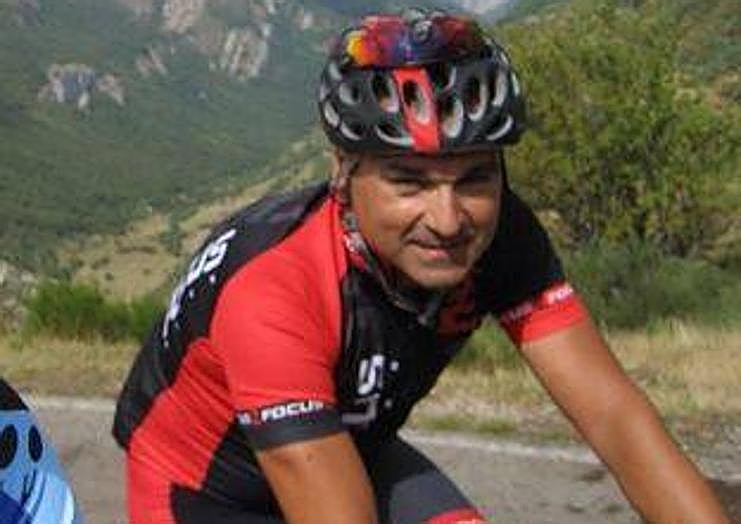 PASIÓN. Manuel Iñarra, en plena ascensión a La Farrapona con el equipo ciclista que forma con sus amigos.