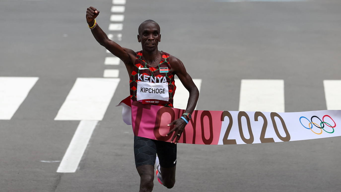 El plusmarquista keniano, cruzando la línea de meta en los JJ. OO. de Tokyo y revalidando el oro.