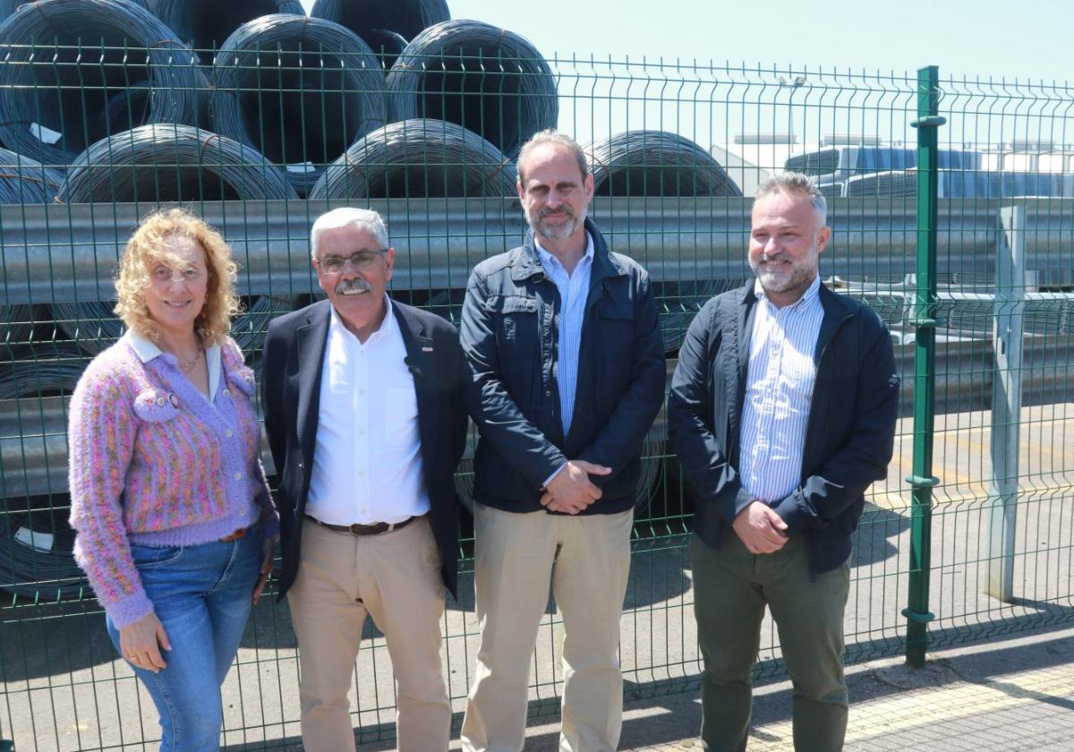 Marta Menéndez, Floro, Tino Vaquero y Jacobo López, ayer, en Moreda Riviere Trefilería.