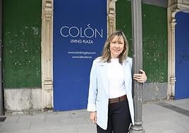 Esther Llamazares, junto a una de las columnas que soportan la terraza del Café Colón.