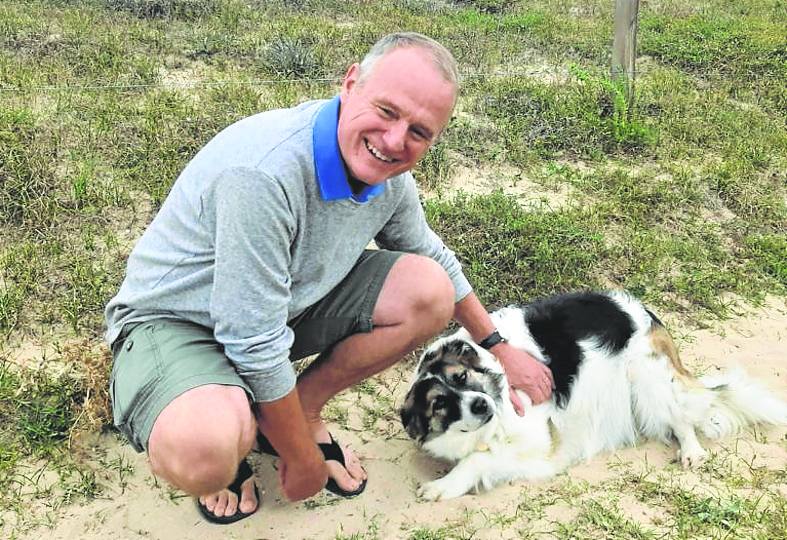 Intimidad. Diego Canga, con 'Checha', la ejemplar de pastor australiano que es un miembro más de su familia. e. c.