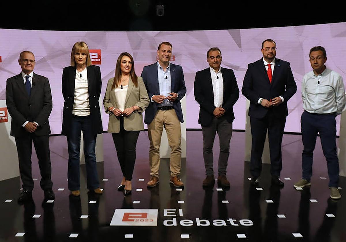 Los siete cabezas de lista de los partidos con representación en la Junta General, durante el debate de anoche. La colocación y el orden de intervención inicial de los candidatos se decidió por sorteo.