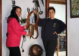 Ana y Elena Soberón muestran un cencerro de los utilizados para identificar el ganado en los montes.