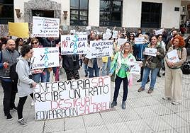 Los sabnitarios en huelga se concentraron la pasada semana ante la sede del Sespa.