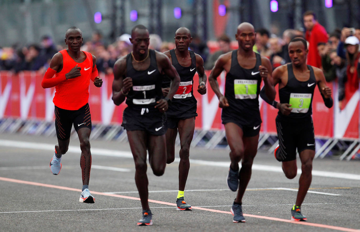 Kipchoge, de rojo, en una maratón disputada en Monza en 2017