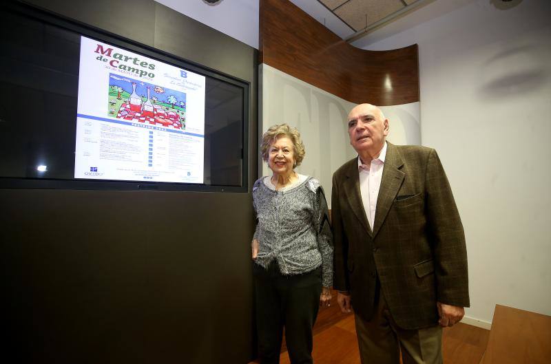 La secretaria de la Sociedad Protectora de la Balesquida, María del Carmen López, y su presidente, José Antonio Alonso.