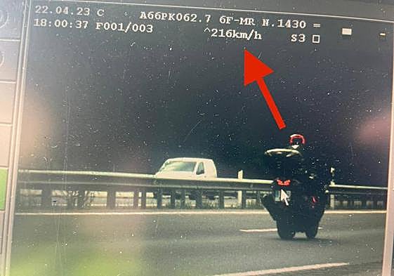 Imagen del radar que detectó la moto a 216 kilómetros por hora.