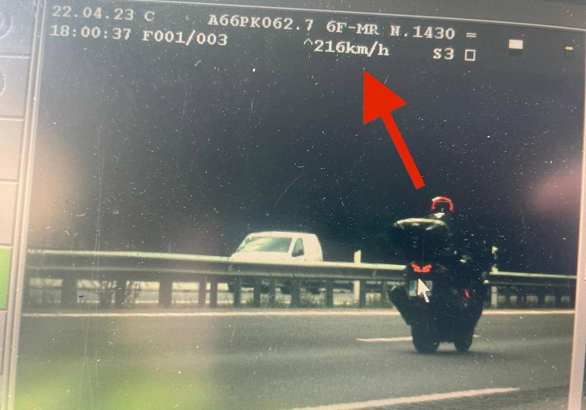 Imagen del radar que detectó la moto a 216 kilómetros por hora.