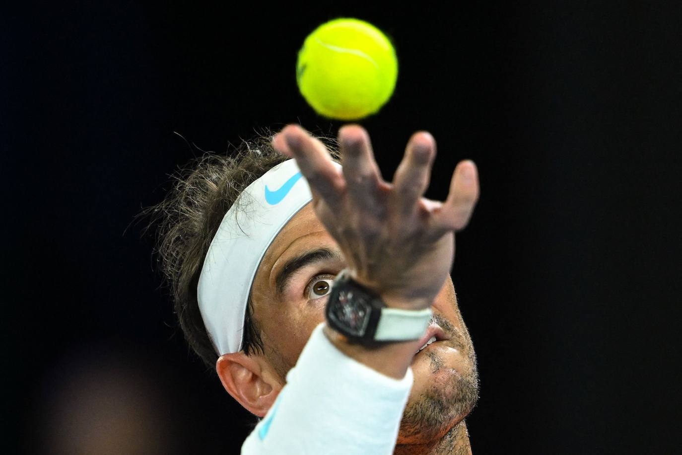 Sirviendo durante el Open de Australia de 2023.