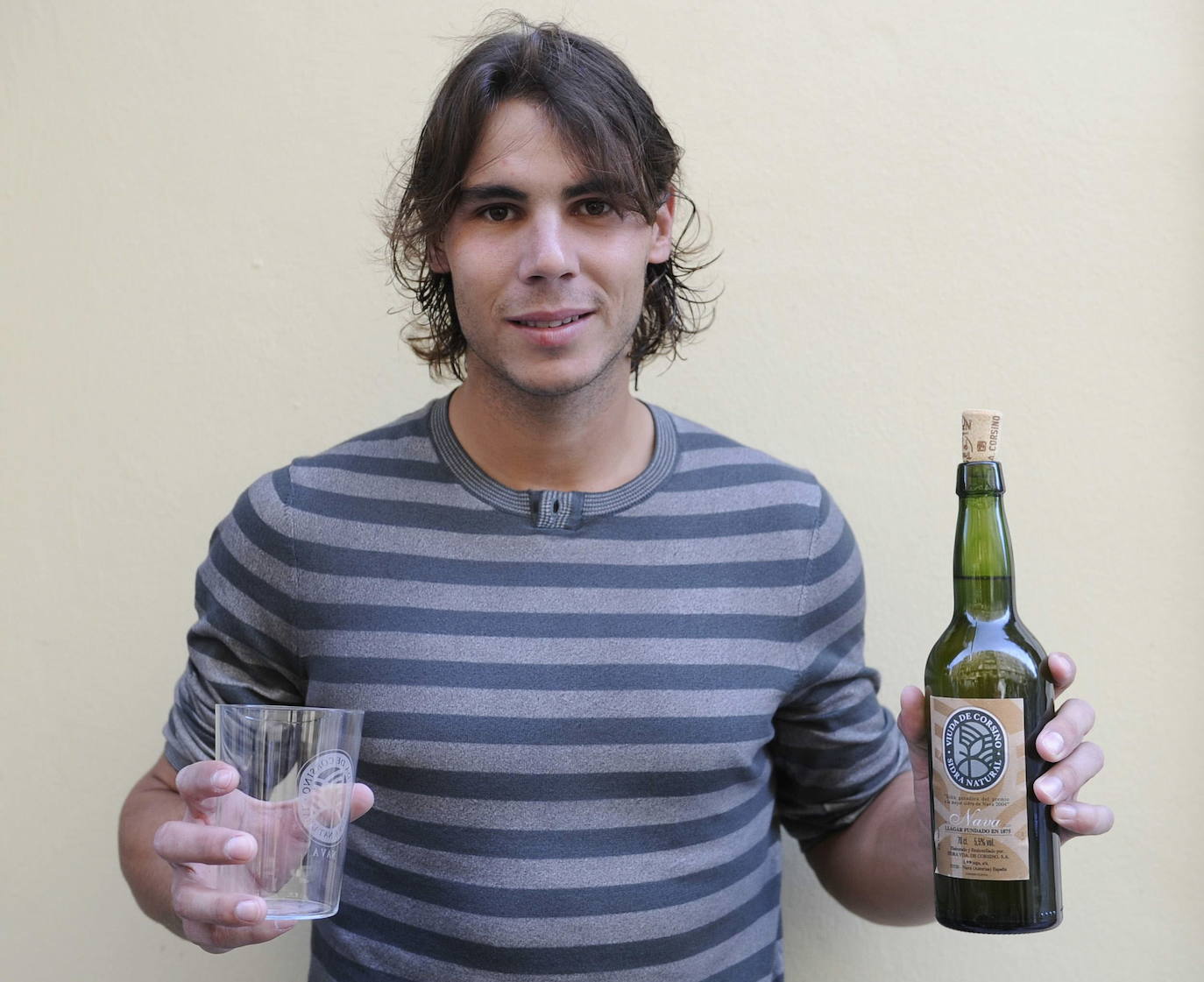 Posando con una botella de sidra durante su estancia en Asturias para recoger el Príncipe de los Deportes.