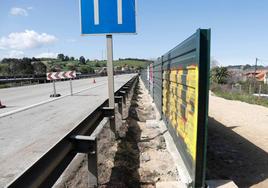 Pillan a cuatro jóvenes pintando los paneles antisonido de la autopista en Trasona