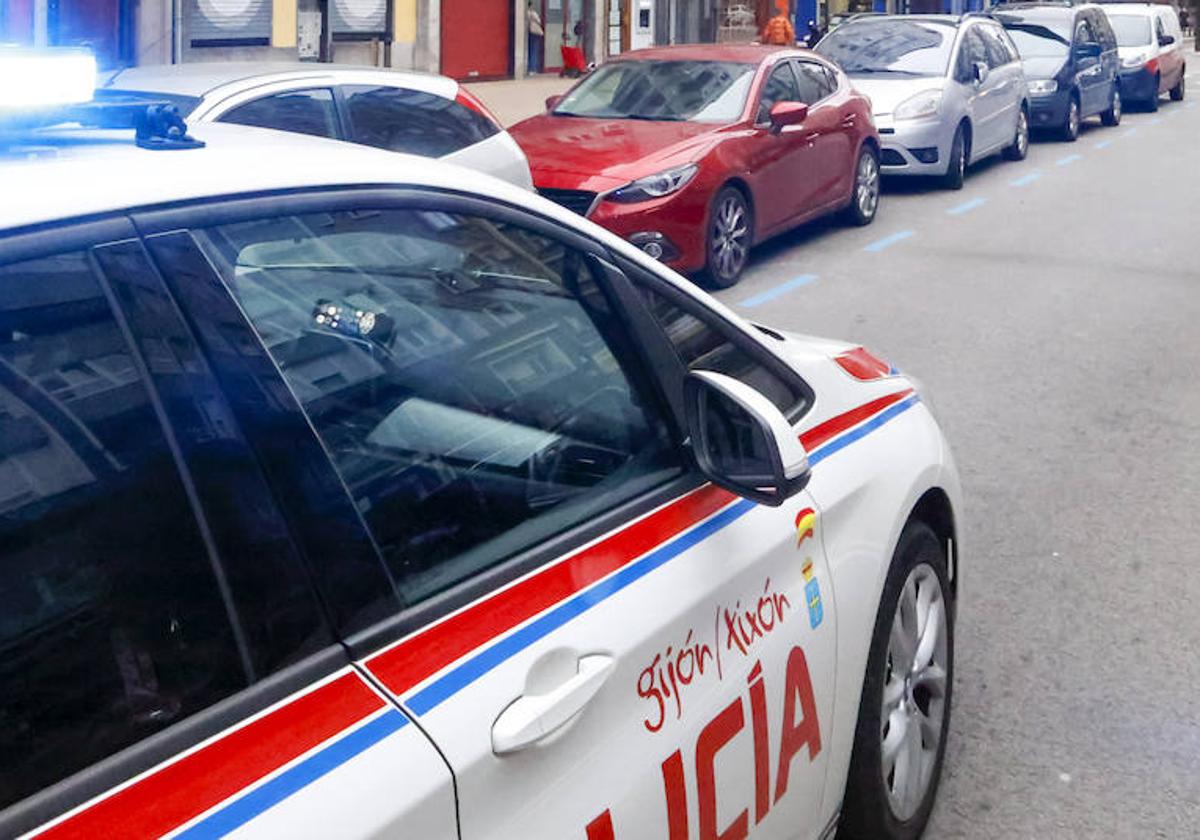 Un coche de la Policía Local de Gijón.