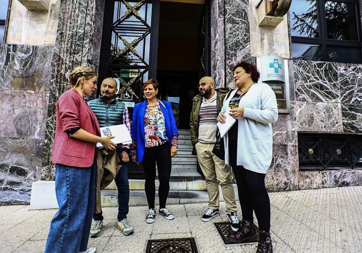 Representantes de Sicepa-USIPA-SAIF, ayer, antes de la reunión con el Sespa .