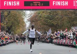 Kipchoge cruza la meta en Viena tras correr la distancia del maratón en menos de dos horas, una marca que no es oficial.