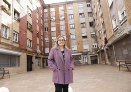 Sara Retuerto frente a uno de los patios interiores de la calle Santa Apolonia, donde se crió de pequeña.